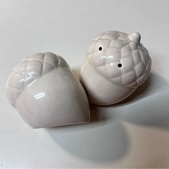 Vintage Acorn Cream Ceramic Minimalist salt and Pepper set - Picture 3 of 7